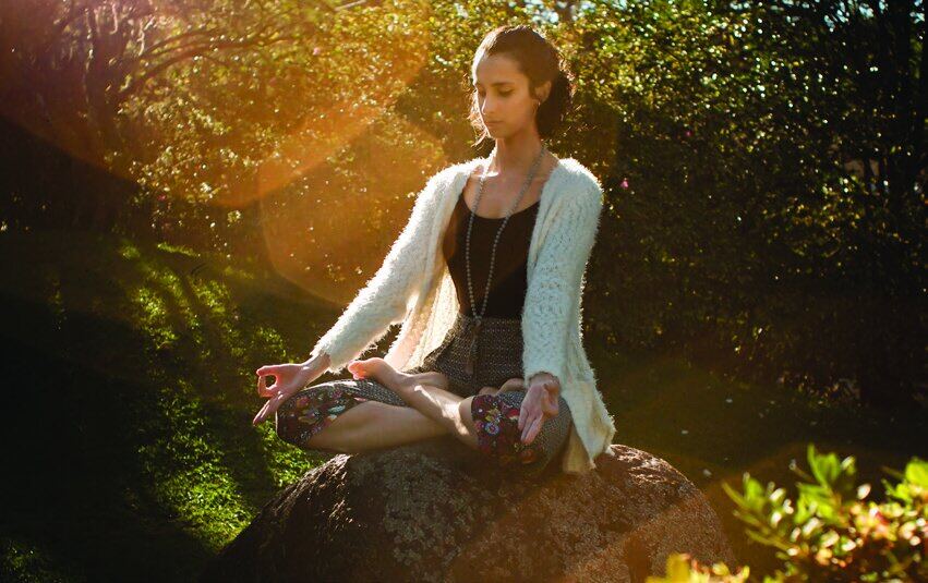 Doğada yoga yapan kadın